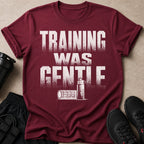 Maroon t-shirt with "TRAINING WAS GENTE" text, workout bottle, and foam roller.